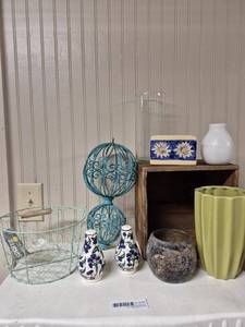 lot 296 image:  Salt & Pepper shaker, Wire basket, Daisy napkin holder, misc vases, crackle glass candle holder, Misc. wire deco (as is) - Teal. (Display box not included)