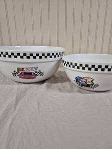 lot 287 image: 2002 Gibson Designs Nascar mixing bowls  Lg & Medium