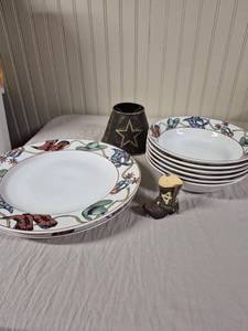 lot 285 image: Vintage Sakura Laredo Western Themed dishes - 2 Dinner plates, 6 large salad bowls, Metal Star tine candle topper, small ceramic cowboy boot decor