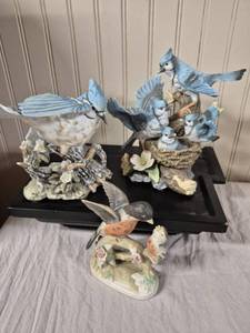 lot 283 image: 2 small black hanging shelves, 1985 Homco Masterpiece Porcelain Blue Jay figurine, Blue Jay figurine (no markings), Small robin momma and baby figurine