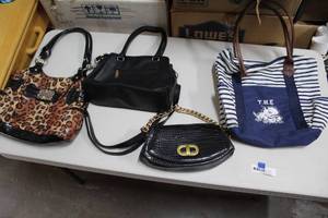 lot 261 image: Lot of handbags