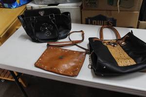 lot 263 image: Lot of handbags