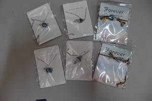 lot 272 image: Mixed lot of costume jewelry