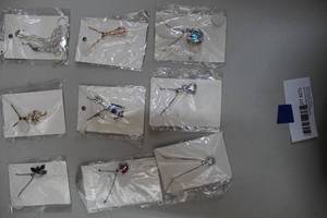 lot 273 image: Mixed lot of costume jewelry
