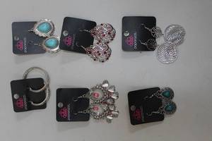 lot 274 image: Lot of paparazzi earrings