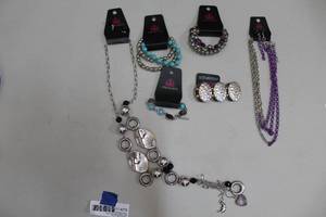 lot 275 image: Mixed lot of paparazzi jewelry