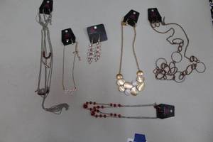 lot 276 image: Mixed lot of paparazzi jewelry