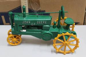 lot 304 image: Cast iron John Deere tractor