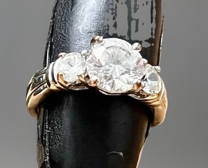 lot 16 image: Silver Ring WClear Stones