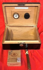 lot 43 image: Vintage Wooden Humidor WBox of 50 Chevere Amaretto Cigarillos &amp Cigar
