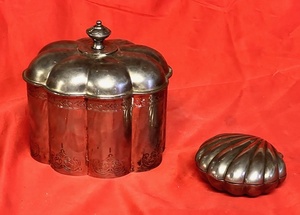 lot 108 image: Vintage Godinger Silver Co. Silver Plated Red Velvet Lined Jewelry Trinket Box, 1994 &amp Red Velvet Lined Clamshell Trinket Box