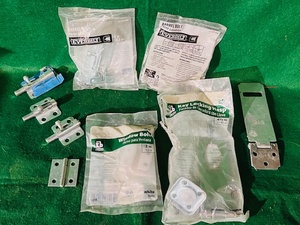 lot 105 image: Assorted Window Bolts, Barrel Bolts, &amp Locking Hasps