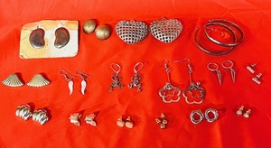 lot 131 image: Lot of Sixteen (16) Assorted Pairs of Earrings