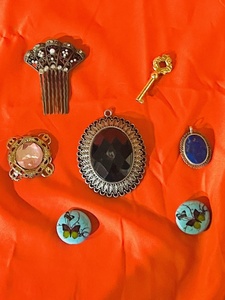 lot 135 image: Six Pieces Of Vintage Jewelry