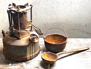 lot 148 image: Antique Otto Bernz Co Newark NJ Smelting StoveFurnace &amp Cast Iron Kettle and Ladle