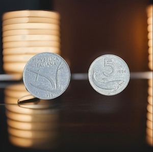 lot 184 image: 1953 10 Lire &amp 1954 5 Lire Italian Coins