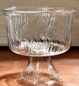 lot 214 image: VINTAGE GLASS TRIFLE BOWL  SWIRL GLASS PEDESTAL DESIGN