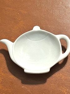lot 215 image: Buckingham Galleria Japan Fine Porcelain White Tea Bag Holder&nbsp