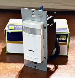 lot 251 image: Leviton ODS10-IDW Lev-Lok PIR Wall Switch Occupancy Sensor - NEW