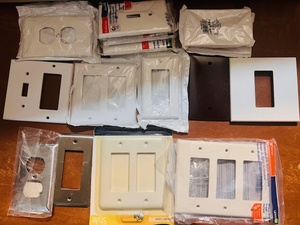 lot 279 image: Lot of Sixteen Assorted Wall Plates