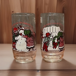 lot 290 image: Vintage 1978 Holly Hobbie &amp Robby Coca-Cola Christmas Glasses #1 of 4&nbsp &amp #3 of 4 Limited Edition&nbsp