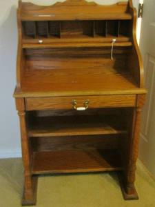 lot 7 image: SMALL ROLLTOP DESK - perfect for a child BY ENCORE