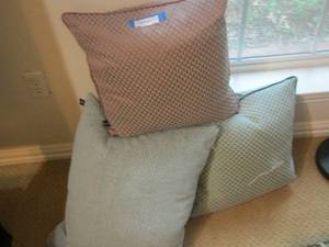 lot 34 image: qty 3 throw pillows