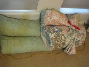 lot 36 image: king comforter 2 shams, green comforter