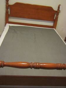 lot 10 image: 1950 Willett Golden Beryl Maple full size bed headboard, footboard and 2 side rails