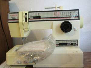 lot 109 image: Vintage SINGER 6230 Sewing Machine