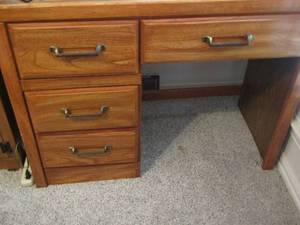 lot 110 image: LEA 4 drawer desk in good condition