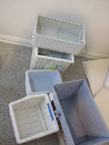lot 128 image: Blue and white wicker baskets various sizes  Qty 5