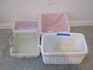 lot 129 image: Pink and  White wicker baskets various sizes  QTY 4