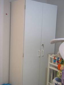 lot 131 image: double door white storage shelf with keys to lock it but it wont lock