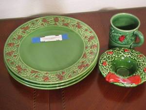 lot 39 image: Sonoma -Holly and Berries green 3 dinner plates, handled coffee cup, little bowl