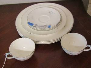 lot 41 image: Royal Doulton England  Bone China  THISTLEDOWN  H. 4943    2 coffee cups, 2 cup plates, saucer, 3 dinner plates