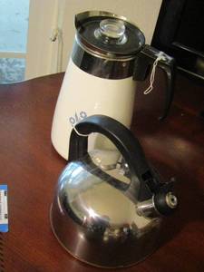 lot 18 image: Tea kettle, Corning Ware COFFEE POT