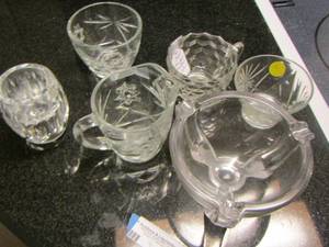 lot 90 image: small glass cups, and a ash tray