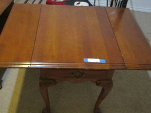 lot 22 image: Ethan Allen side table with dropp down sides and 1 drawer