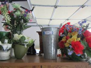 lot 133 image: floral dcor in vases