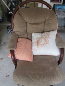lot 23 image: Padded Glider Chair with 2 pillows