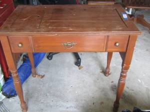 lot 21 image: Singer sewing table ( doesn�t include sewing machine  just the table)