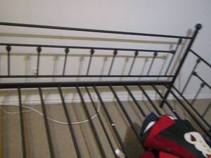 lot 191 image: Iron daybed black in color