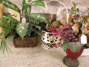 lot 206 image: Floral  greenery dcor