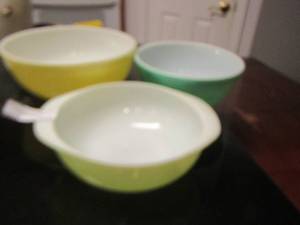 lot 218 image: VINTAGE LIME GREEN PYREX BOWL,  YELLOW & GREEN PYREX MIXING BOWLS