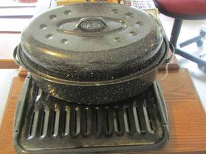 lot 160 image: roasting pan with lid and 2 baking racks