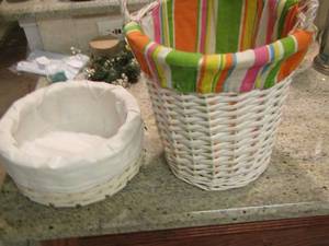lot 254 image: Wicker baskets  qty 2