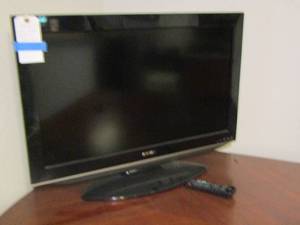 lot 260 image: Sharp TV 32 with built in dvd player ( we cant locate the cord)