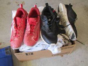 lot 264 image: Mens shoes size 11.5 and a pair of Nike gloves and sweat towels