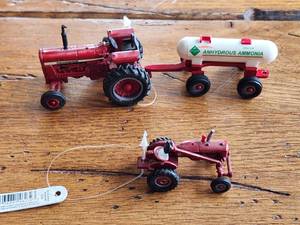 lot 15 image: Set of small International Harvester tractors